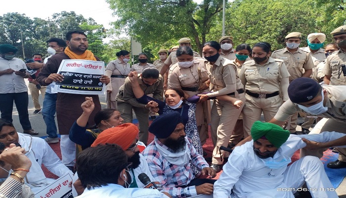 ਸਕਾਲਰਸ਼ਿਪ ਘੋਟਾਲਾ: ਪੰਜਾਬ AAP ਨੇ ਘੇਰਿਆ CM ਦਾ ਘਰ , ਪੁਲਿਸ ਨੇ ਹਿਰਾਸਤ ਵਿੱਚ ਲਏ ਵੱਡੇ ਨੇਤਾ 1 200654323 1211528145963729 6820626076818303163 n