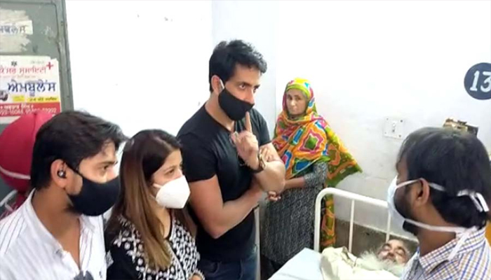 ਮੋਗਾ ਹਾਦਸਾ : ਸੋਨੂੰ ਸੂਦ ਅਤੇ ਭੈਣ ਮਾਲਵਿਕਾ ਨੇ ਜਖ਼ਮੀਆਂ ਨਾਲ ਕੀਤੀ ਮੁਲਾਕਾਤ, ਪੀੜਿਤ ਪਰਿਵਾਰਾਂ ਲਈ ਆਰਥਿਕ ਮਦਦ ਦਾ ਐਲਾਨ 1 13 18