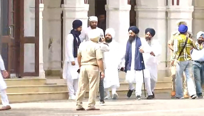 ਕੋਟਕਪੂਰਾ ਗੋਲੀਕਾਂਡ ਮਾਮਲਾ : ਭਾਈ ਰਣਜੀਤ ਸਿੰਘ ਢੱਡਰੀਆਂ ਵਾਲੇ ਤੋਂ ਕਰੀਬ ਤਿੰਨ ਘੰਟੇ ਐੱਸ.ਆਈ. ਟੀ. ਨੇ ਕੀਤੀ ਪੁੱਛਗਿੱਛ 1 18 1