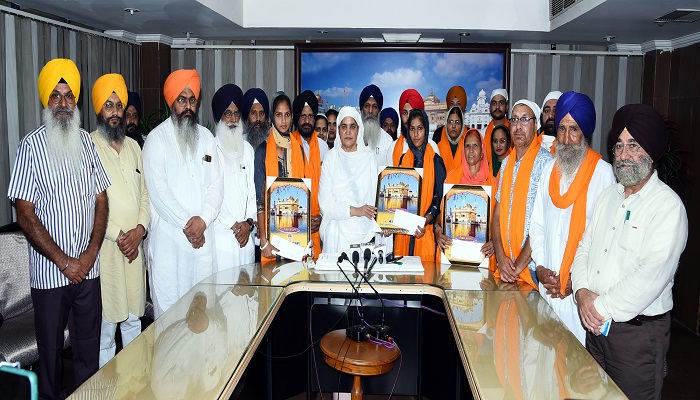 ਟੋਕੀਓ ਓਲੰਪਿਕ ਵਿਚ ਖੇਡਣ ਵਾਲੀਆਂ ਭਾਰਤੀ ਹਾਕੀ ਟੀਮ ਦੀਆਂ ਖਿਡਾਰਨਾਂ ਦਾ ਸ਼੍ਰੋਮਣੀ ਕਮੇਟੀ ਵੱਲੋਂ ਸਨਮਾਨ 1 1 22