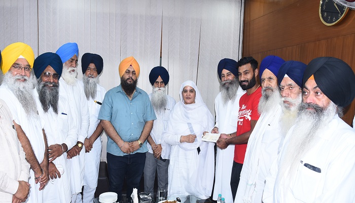 ਟੋਕੀਓ ਓਲੰਪਿਕ ਵਿੱਚੋਂ ਕਾਂਸੀ ਤਗਮਾ ਜੇਤੂ ਭਾਰਤੀ ਹਾਕੀ ਟੀਮ ਦੇ ਖਿਡਾਰੀ ਸ੍ਰੀ ਵਰਿੰਦਰ ਕੁਮਾਰ ਦਾ ਸ਼੍ਰੋਮਣੀ ਕਮੇਟੀ ਵੱਲੋਂ ਸਨਮਾਨ 1 1 2 1