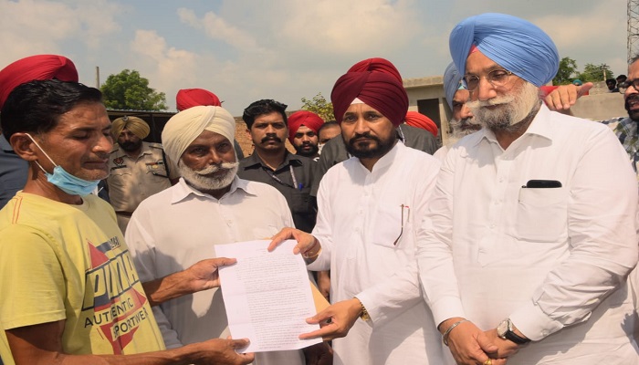 ਮੁੱਖ ਮੰਤਰੀ ਨੇ ਮ੍ਰਿਤਕ ਕਿਸਾਨਾਂ ਦੇ ਪਰਿਵਾਰਕ ਮੈਂਬਰਾਂ ਨਾਲ ਹਮਦਰਦੀ ਅਤੇ ਇਕਜੁਟਤਾ ਪ੍ਰਗਟਾਉਂਦੇ ਹੋਏ ਸਰਕਾਰੀ ਨੌਕਰੀ ਲਈ ਨਿਯੁਕਤੀ ਪੱਤਰ ਸੌਂਪੇ 1 1632656499318