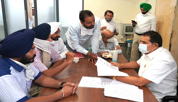 ਓਮ ਪ੍ਰਕਾਸ਼ ਸੋਨੀ ਨੇ ਕੀਤਾ ਸ਼ਿਕਾਇਤਾਂ ਦਾ ਨਿਪਟਾਰਾ 1 18 5