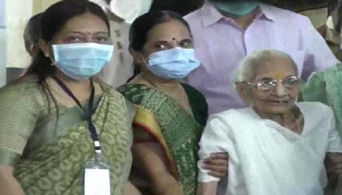 ਗਾਂਧੀਨਗਰ ਚੋਣਾਂ: ਪੀਐਮ ਮੋਦੀ ਦੀ ਮਾਂ ਹੀਰਾਬੇਨ ਵੋਟ ਪਾਉਣ ਪਹੁੰਚੀ 1 16332412664