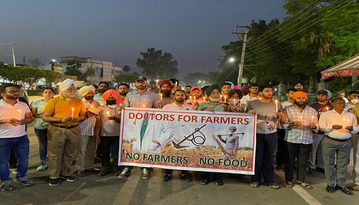 ਲਖੀਮਪੁਰ ਖੀਰੀ : ਡਾਕਟਰਾਂ ਨੇ ਵੀ ਕਿਸਾਨਾਂ ਦੇ ਹੱਕ 'ਚ ਕੱਢਿਆ ਕੈਂਡਲ ਮਾਰਚ 1 2 8
