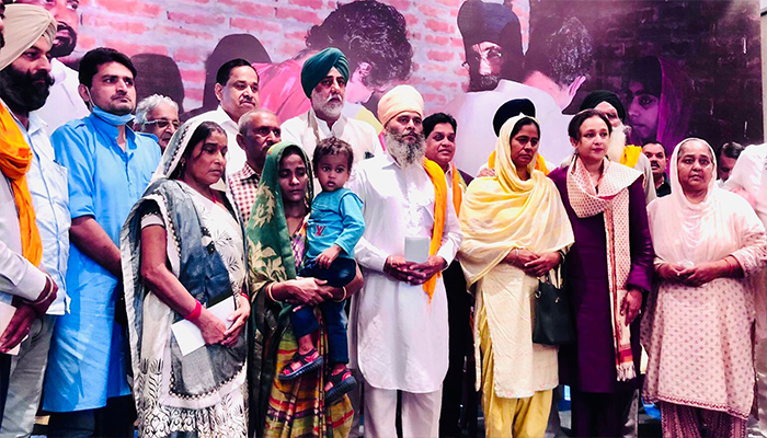 ਪੰਜਾਬ ਸਰਕਾਰ ਨੇ ਲਖ਼ੀਮਪੁਰ ਖੀਰੀ ’ਚ ਵਾਪਰੀ ਦਰਦਨਾਕ ਘਟਨਾ 'ਚ ਜਾਨ ਗਵਾਉਣ ਵਾਲੇ ਕਿਸਾਨਾਂ ਅਤੇ ਪੱਤਰਕਾਰ ਦੇ ਪਰਿਵਾਰਕ ਮੈਂਬਰਾਂ ਨੂੰ ਵੰਡੇ 2.50 ਕਰੋੜ ਦੇ ਚੈੱਕ 1 4 20