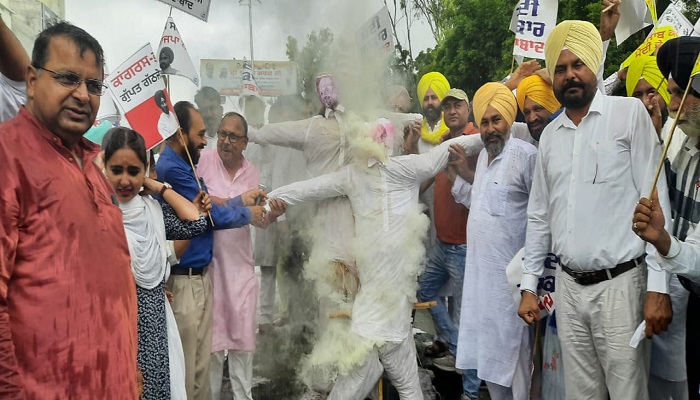 ਪੰਜਾਬ ਵਿੱਚ ਬੀ.ਐਸ.ਐਫ. ਦਾ ਅਧਿਕਾਰ ਖੇਤਰ ਵਧਾਉਣ ਵਿਰੁੱਧ ‘ਆਪ’ ਨੇ ਪੰਜਾਬ ਭਰ ’ਚ ਮੋਦੀ ਅਤੇ ਅਮਿਤ ਸ਼ਾਹ ਦੇ ਪੁਤਲੇ ਫੂਕੇ 1 Bathinda