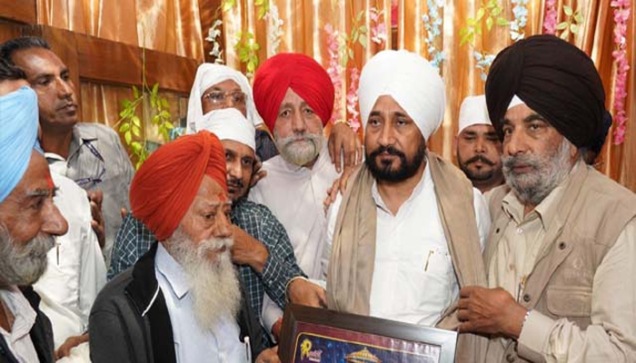 Phagwara 'ਚ CM Channi ਦਾ ਦਾਅਵਾ - ਜ਼ਲਦ ਹੀ 'ਸੋਨੇ ਦੀ ਚਿੜੀ' ਬਣੇਗਾ ਪੰਜਾਬ 1 14 1