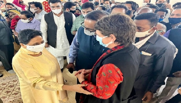 Priyanka Gandhi ਨੇ Mayawati ਨਾਲ ਕੀਤੀ ਮੁਲਾਕਾਤ, Mayawati ਦੀ ਮਾਂ ਦੇ ਦੇਹਾਂਤ 'ਤੇ ਦੁੱਖ ਪ੍ਰਗਟ ਕੀਤਾ 1 1636872412priyanka gandhi