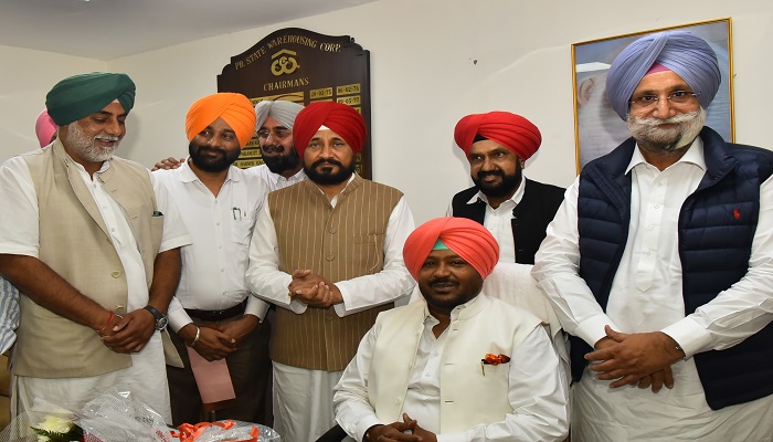 ਕੁਲਦੀਪ ਸਿੰਘ ਵੈਦ ਨੇ ਮੁੱਖ ਮੰਤਰੀ ਚਰਨਜੀਤ ਸਿੰਘ ਚੰਨੀ ਦੀ ਮੌਜੂਦਗੀ ਵਿੱਚ ਪੰਜਾਬ ਸਟੇਟ ਵੇਅਰਹਾਊਸ ਕਾਰਪੋਰੇਸ਼ਨ ਦੇ ਚੇਅਰਮੈਨ ਵਜੋਂ ਅਹੁਦਾ ਸੰਭਾਲਿਆ 1 DSC 9468 2