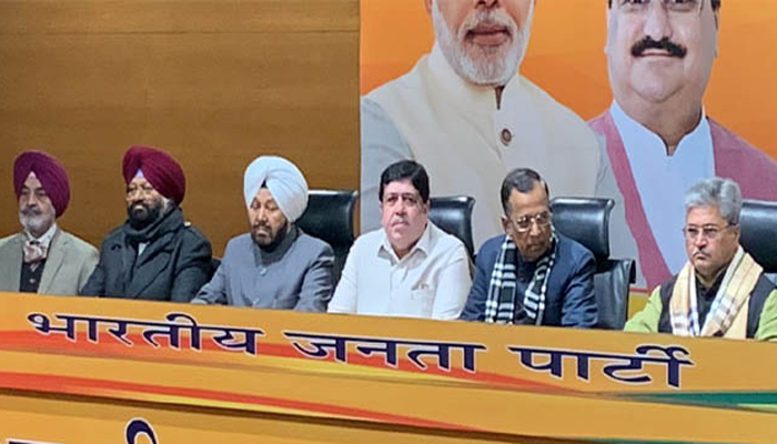 BJP ਨੇ Congress ਅਤੇ Akali Dal ਨੂੰ ਦਿੱਤੇ ਹੋਰ ਝਟਕੇ, ਇਹ 4 ਵੱਡੇ ਨੇਤਾ ਪਾਰਟੀ 'ਚ ਹੋਏ ਸ਼ਾਮਿਲ 1 10 18