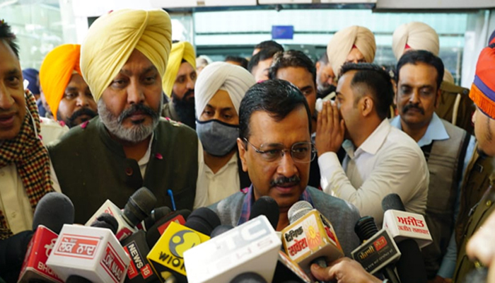 ਪੰਜਾਬ ਪੁੱਜੇ Arvind Kejriwal ਨੇ CM Channi 'ਤੇ ਕੱਢੀ ਭੜਾਸ, 'Illegal Mining ਦੀ ਹੋਵੇ ਨਿਰਪੱਖ ਜਾਂਚ' 1 2 5