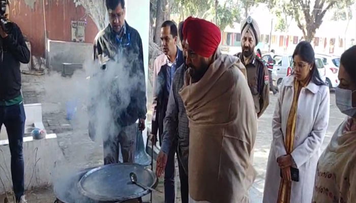 ਸਵੇਰੇ - ਸਵੇਰੇ ਅੰਮ੍ਰਿਤਸਰ ਦੇ ਸਰਕਾਰੀ ਸਕੂਲ ਪੁੱਜੇ CM Channi, ਸਕੂਲ ਪ੍ਰਬੰਧਨ ਦਾ ਲਿਆ ਜਾਇਜ਼ਾ 1 3 5
