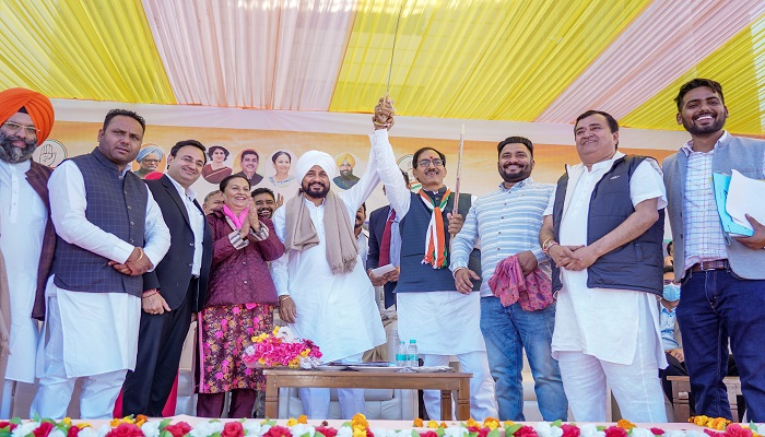 ਮੁੱਖ ਮੰਤਰੀ Channi ਵੱਲੋਂ ਕਮਜ਼ੋਰ ਵਰਗਾਂ ਪ੍ਰਤੀ Captain ਦੀ ਸੌੜੀ ਮਾਨਸਿਕਤਾ ਦੀ ਕਰੜੀ ਨਿਖੇਧੀ 1 DSC07142