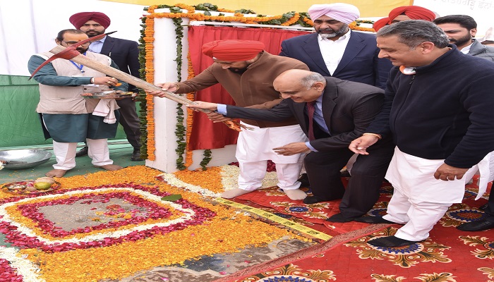'ਆਪ' ਦੀ ਅਗਵਾਈ ਵਾਲੇ ਬਾਹਰੀ ਲੋਕ ਖੁਦ ਨੂੰ ਜਨਤਾ ਦੀ ਆਵਾਜ਼ ਵਜੋਂ ਪੇਸ਼ ਕਰਨ ਲਈ ਕਾਹਲੇ: ਚੰਨੀ 1 IMG 20211214 154709