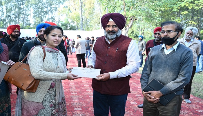 ਉਚੇਰੀ ਸਿੱਖਿਆ ਤੇ ਭਾਸ਼ਾਵਾਂ ਬਾਰੇ ਮੰਤਰੀ ਪਰਗਟ ਸਿੰਘ ਸਿੰਘ ਨੇ 22 ਸਹਾਇਕ ਪ੍ਰੋਫੈਸਰਾਂ ਨੂੰ ਨਿਯੁਕਤੀ ਪੱਤਰ ਸੌਂਪੇ 1 f596c4f9 659b 487c ab16 8fccfee06d43