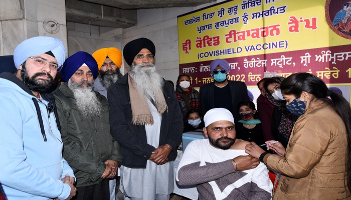 ਸ੍ਰੀ ਦਰਬਾਰ ਸਾਹਿਬ ਦੇ ਪਲਾਜ਼ਾ 'ਚ ਮੁਫ਼ਤ ਵੈਕਸੀਨ ਕੈਂਪ ਲਗਾਇਆ ਗਿਆ 1 04