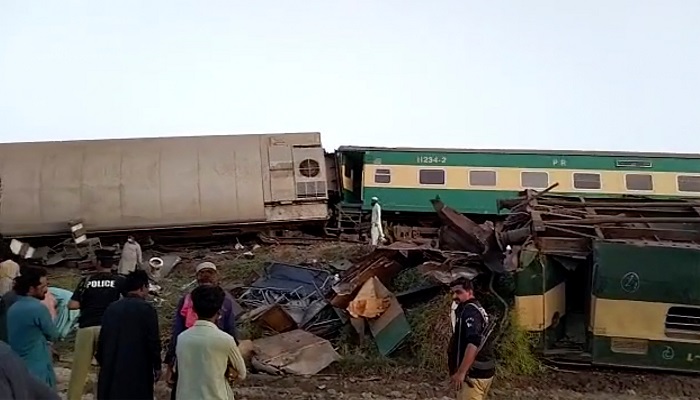 07pakistan train