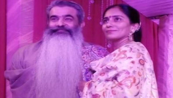ਔਰਤਾਂ ਨੂੰ ਪੈਸੇ ਦੇਣ ਦੇ ਐਲਾਨਾਂ 'ਤੇ Cabinet Minister Bharat Bhushan ਦੀ ਪਤਨੀ Mamta ਦੀ ਅਪੀਲ - 'ਪਲੀਜ਼ ਸਾਡੀ ਬੋਲੀ ਨਾ ਲਗਾਓ' 1 2 3