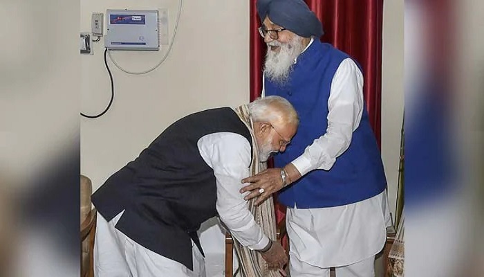 ਪ੍ਰਧਾਨ ਮੰਤਰੀ Modi ਨੇ Parkash Singh Badal ਦਾ ਪੁੱਛਿਆ ਹਾਲ 1 oe7pvth pm modi touches parkash singh badal feet pti april