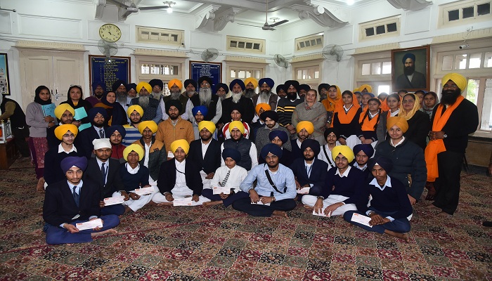 ਐਡਵੋਕੇਟ ਧਾਮੀ ਨੇ ਧਾਰਮਿਕ ਪ੍ਰੀਖਿਆ ’ਚ ਵਜ਼ੀਫਾ ਪ੍ਰਾਪਤ ਕਰਨ ਵਾਲੇ ਵਿਦਿਆਰਥੀਆਂ ਨੂੰ ਵਜ਼ੀਫ਼ੇ ਦੇ ਚੈੱਕ ਦੇ ਕੇ ਕੀਤਾ ਸਨਮਾਨਿਤ 2 1 26