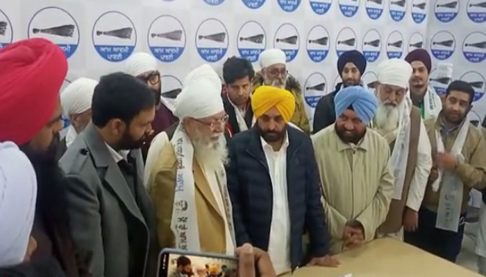 Congress ਛੱਡ Harinder Hanspal ਨੇ 'AAP' ਕੀਤੀ Join, ਭਗਵੰਤ ਮਾਨ ਨੇ ਕੀਤਾ ਸਵਾਗਤ 1 13 2