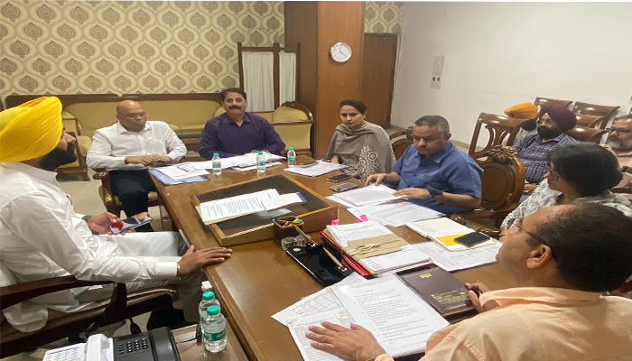 ਟਰਾਂਸਪੋਰਟ ਮੰਤਰੀ ਲਾਲਜੀਤ ਸਿੰਘ ਭੁੱਲਰ ਵੱਲੋਂ ਡਿਫ਼ਾਲਟਰ ਬੱਸ ਆਪ੍ਰੇਟਰਾਂ ਨੂੰ ਛੇਤੀ ਤੋਂ ਛੇਤੀ ਟੈਕਸ ਜਮ੍ਹਾਂ ਕਰਾਉਣ ਦੀ ਹਦਾਇਤ 1 1 25