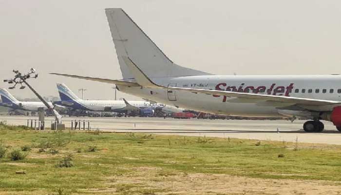 Delhi Airport ਤੋਂ ਉਡਾਣ ਭਰਨ ਤੋਂ ਪਹਿਲਾਂ ਪੋਲ ਨਾਲ ਟਕਰਾਇਆ SpiceJet ਦਾ ਜਹਾਜ਼ 1 17 18