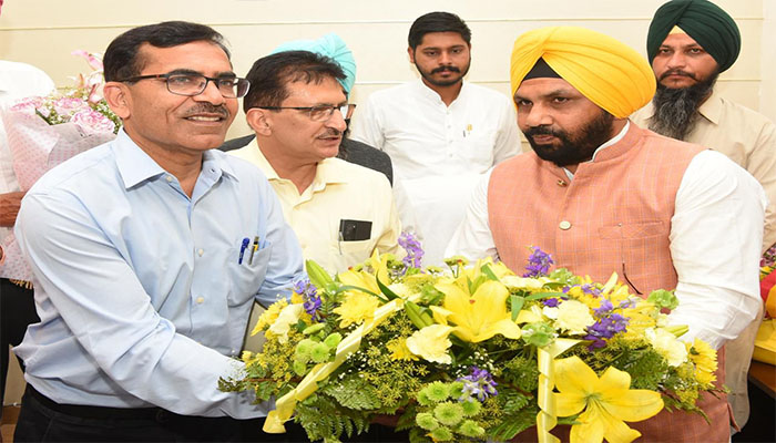 ਲੋਕ ਨਿਰਮਾਣ ਅਤੇ ਬਿਜਲੀ ਮੰਤਰੀ ਨੇ ਵੱਖ-ਵੱਖ ਆਗੂਆਂ ਦੀ ਮੌਜੂਦਗੀ ਵਿੱਚ ਚਾਰਜ ਸੰਭਾਲਿਆ 1 21 8