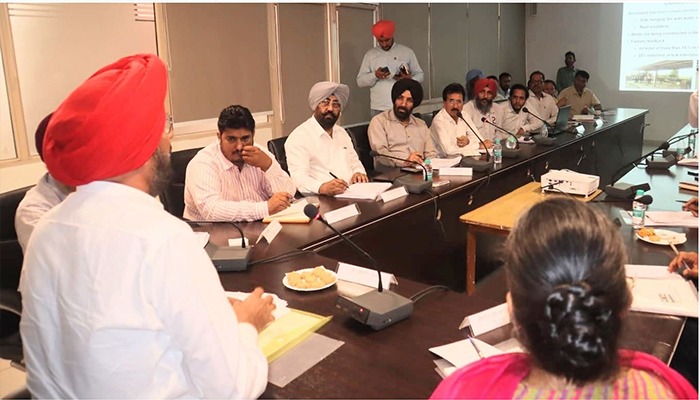 ਪਸ਼ੂ ਪਾਲਣ ਮੰਤਰੀ ਕੁਲਦੀਪ ਧਾਲੀਵਾਲ ਨੇ ਪਸ਼ੂ ਪਾਲਣ ਦੇ ਧੰਦੇ ਨਾਲ ਨੌਜਵਾਨਾਂ ਨੂੰ ਜੋੜਨ ਲਈ ਨੀਤੀ ਤਿਆਰ ਕਰਨ ਲਈ ਅਧਿਕਾਰੀਆਂ ਨੂੰ ਨਿਰਦੇਸ਼ ਕੀਤੇ ਜਾਰੀ 1 3 23