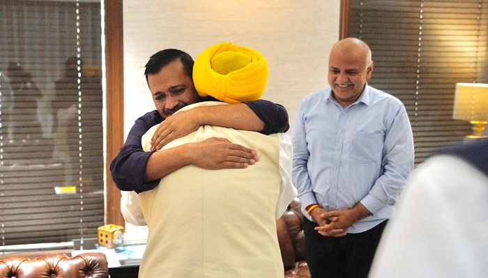 ਜਿੱਤ ਤੋਂ ਬਾਅਦ ਭਗਵੰਤ ਮਾਨ ਨੇ 'ਆਪ' ਸੁਪਰੀਮੋਂ ਅਰਵਿੰਦ ਕੇਜਰੀਵਾਲ ਨਾਲ ਕੀਤੀ ਮੁਲਾਕਾਤ, ਸਹੁੰ ਚੁੱਕ ਸਮਾਗਮ ਲਈ ਦਿੱਤਾ ਸੱਦਾ 1 IMG 7123 1