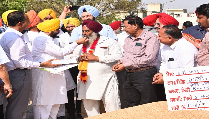 ਮੁੱਖ ਮੰਤਰੀ ਭਗਵੰਤ ਮਾਨ ਵਲੋਂ ਖੰਨਾ ਅਨਾਜ ਮੰਡੀ ਵਿੱਚ ਕਣਕ ਦੀ ਖਰੀਦ ਦਾ ਜਾਇਜਾ 3 DSC 9401 2