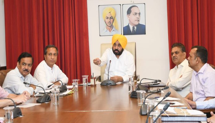 CM ਮਾਨ ਨੇ ਸਿਹਤ ਮੰਤਰੀ ਅਤੇ ਸਿਹਤ ਵਿਭਾਗ ਦੇ ਅਧਿਕਾਰੀਆਂ ਨਾਲ ਕੀਤੀ ਮੀਟਿੰਗ 1 8 15