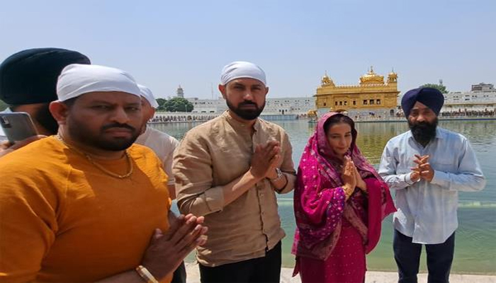 Gippy Grewal ਤੇ Divya Dutta ਸ੍ਰੀ ਹਰਿਮੰਦਰ ਸਾਹਿਬ ਵਿਖੇ ਹੋਏ ਨਤਮਸਤਕ 1 9 2