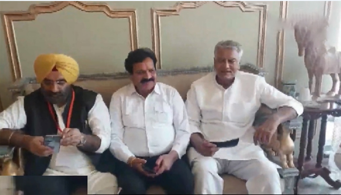 ਅਮਿਤ ਸ਼ਾਹ ਦੀ ਅਗਵਾਈ 'ਚ ਕਾਂਗਰਸ ਦੇ 4 ਸਾਬਕਾ ਮੰਤਰੀ ਭਾਜਪਾ 'ਚ ਸ਼ਾਮਲ 1 17 1