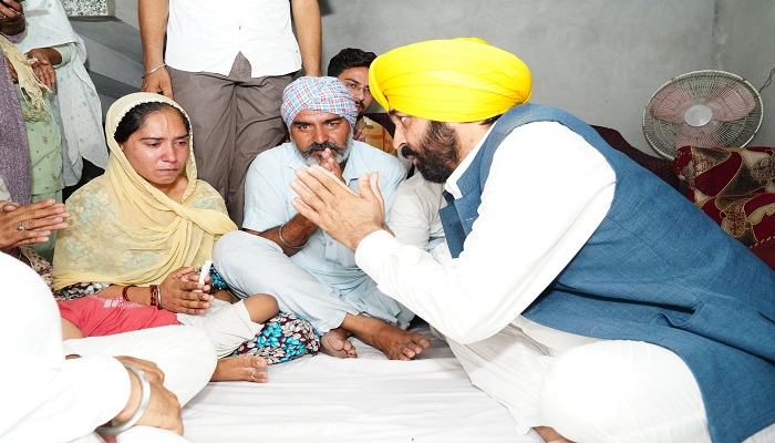ਮੁੱਖ ਮੰਤਰੀ ਨੇ ਫੌਜ ਦੇ ਸ਼ਹੀਦ ਜਵਾਨ ਦੇ ਪਰਿਵਾਰ ਨੂੰ ਇਕ ਕਰੋੜ ਰੁਪਏ ਦਾ ਚੈੱਕ ਸੌਂਪਿਆ 1 PUS03405