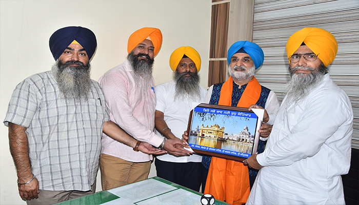 ਅਮਰੀਕਾ ’ਚ ਭਾਰਤੀ ਅੰਬੈਸਡਰ ਤਰਨਜੀਤ ਸਿੰਘ ਸੰਧੂ ਸੱਚਖੰਡ ਸ੍ਰੀ ਹਰਿਮੰਦਰ ਸਾਹਿਬ ਵਿਖੇ ਨਤਮਸਤਕ ਹੋਏ 1 18 1