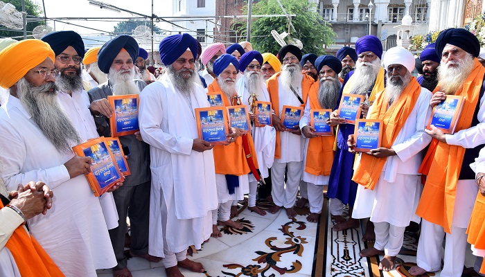 ਗਿਆਨੀ ਗੁਰਬਖਸ਼ ਸਿੰਘ ਗੁਲਸ਼ਨ ਦੀ ਪੁਸਤਕ ‘ਗੁਰੂ ਨਾਨਕ ਉਦਾਸੀ ਦਰਪਣ’ ਪ੍ਰਮੁੱਖ ਸ਼ਖ਼ਸੀਅਤਾਂ ਨੇ ਕੀਤੀ ਸੰਗਤ ਅਰਪਣ 1 2 10