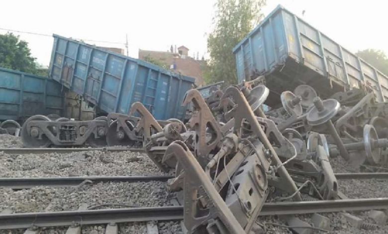 train accident goods train crashes near gurpa station on the howrah new delhi route and many trains canceled 1 full