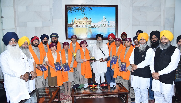 ਬ੍ਰਿਟਿਸ਼ ਫੌਜ ਦੇ ਅਧਿਕਾਰੀਆਂ ਦਾ ਵਫ਼ਦ ਸੱਚਖੰਡ ਸ੍ਰੀ ਹਰਿਮੰਦਰ ਸਾਹਿਬ ਵਿਖੇ ਨਤਮਸਤਕ 1 DSC 8557