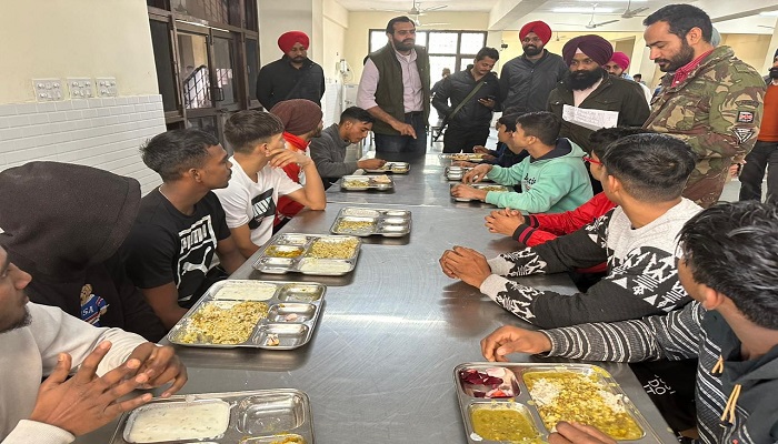 ਮੀਤ ਹੇਅਰ ਵੱਲੋਂ ਖਿਡਾਰੀਆਂ ਦੀ ਮੈਸ ਦੀ ਅਚਨਚੇਤੀ ਚੈਕਿੰਗ 1 hayer