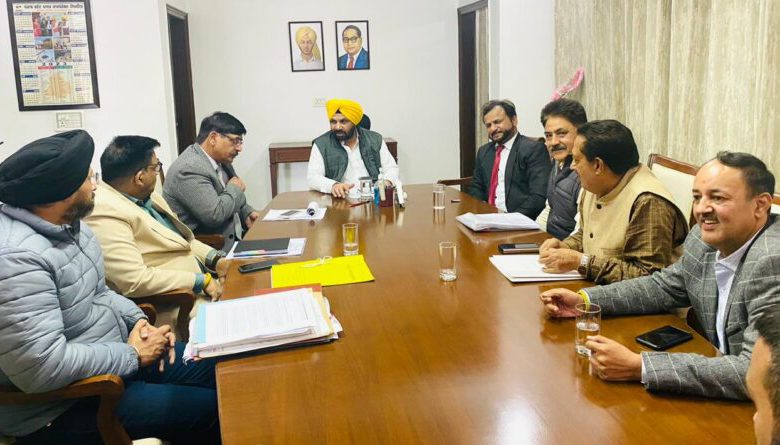 ਲੋਕ ਨਿਰਮਾਣ ਮੰਤਰੀ ETO ਨੇ ਵਿਭਾਗ ਦੇ ਕੰਮਾਂ ਵਿੱਚ ਹੋਰ ਸੁਧਾਰ ਲਿਆਉਣ ਲਈ ਅਧਿਕਾਰੀਆਂ ਤੋਂ ਸੁਝਾਅ ਮੰਗੇ 1 IMG 20230202 WA0026 800x445 1