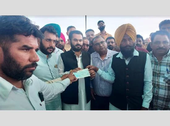 ਫਾਜਿ਼ਲਕਾ ਦੇ ਵਿਧਾਇਕ ਨੇ ਇਕ ਮਹੀਨੇ ਦੀ ਤਨਖਾਹ ਬਕੈਣ ਵਾਲਾ ਦੇ ਤੁਫਾਨ ਪੀੜਤਾਂ ਦੀ ਮਦਦ ਲਈ ਦਿੱਤੀ 1 e79032b214d782dcceea5d3fd533f5cb56496ee6794c312d36d76916e9a38033