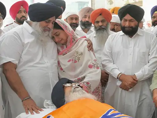 ਪੰਜਾਬ ਪੁਲਿਸ ਦੀ 30 ਜਵਾਨਾਂ ਦੀ ਟੁਕੜੀ ਸਰਦਾਰ ਪ੍ਰਕਾਸ਼ ਸਿੰਘ ਬਾਦਲ ਨੂੰ ਸਲਾਮੀ ਦੇਵੇਗੀ 1 59a080fa ff7f 4e39 a9ff c56ebad6474d 1682574371
