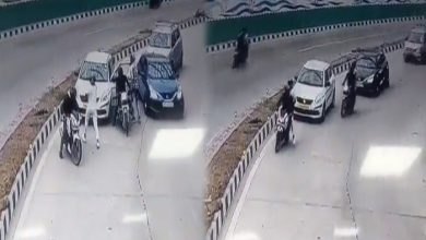 Photo of Delhi Robbery CCTV footage : ਫਿਲਮੀ ਤਰੀਕੇ ਨਾਲ ਗੱਡੀ ਰੋਕ ਕੀਤੀ ਲੁੱਟ, ਸੀਸੀਟੀਵੀ ਫੁਟੇਜ ਵਾਇਰਲ