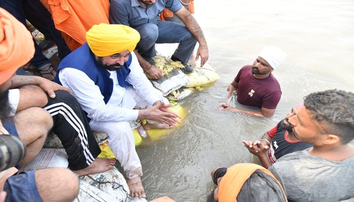 ਮੁੱਖ ਮੰਤਰੀ ਹੜ੍ਹ ਪ੍ਰਭਾਵਿਤ ਲੋਕਾਂ ਨੂੰ ਰਾਹਤ ਪਹੁੰਚਾਉਣ ਲਈ ਲਗਾਤਾਰ ਯਤਨਸ਼ੀਲ 1 WhatsApp Image 2023 07 14 at 7.03.08 PM