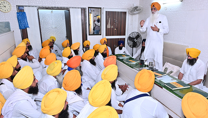 ਸੱਚਖੰਡ ਸ੍ਰੀ ਹਰਿਮੰਦਰ ਸਾਹਿਬ ਵਿਖੇ ਪੁੱਜਦੀ ਸੰਗਤ ਦਾ ਸਵਾਗਤ ਤੇ ਸਤਿਕਾਰ ਕਰਨਾ ਸਾਡਾ ਮੁੱਢਲਾ ਫ਼ਰਜ਼- ਭਾਈ ਗਰੇਵਾਲ 1 002