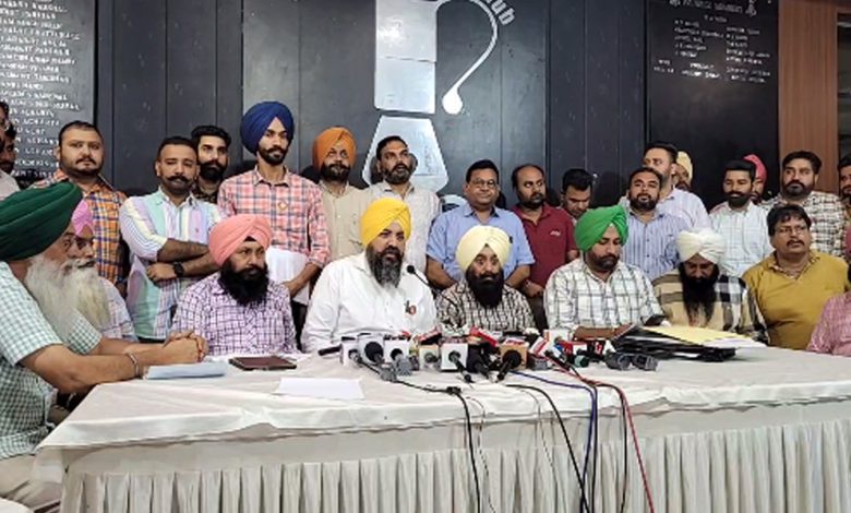 ਰੈਵੀਨਿਊ ਪਟਵਾਰ ਯੂਨੀਅਨ ਵਲੋਂ ਆਪਣੀਆਂ ਮੰਗਾਂ ਤੇ ਡੱਟੇ ਰਹਿਣ ਦਾ ਐਲਾਨ, ਕਲਮਛੋੜ ਹੜਤਾਲ ਸ਼ੁਰੂ 1 Untitled 1 copy 11