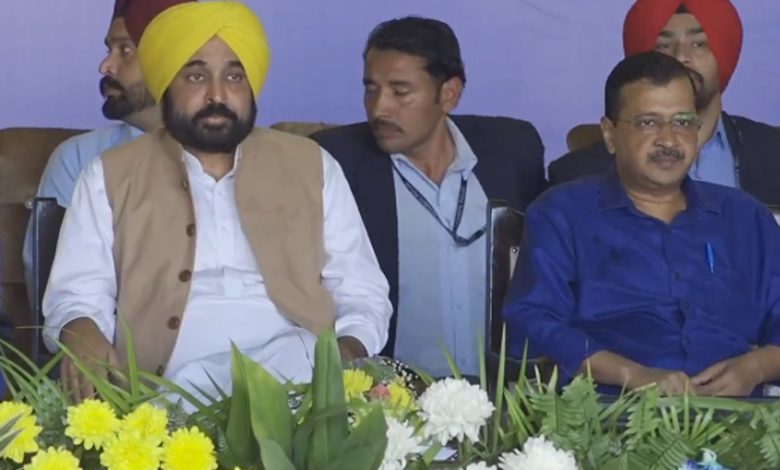 ਕੇਜਰੀਵਾਲ-CM ਮਾਨ ਪਹੁੰਚੇ ਹੁਸ਼ਿਆਰਪੁਰ : 867 ਕਰੋੜ ਦੇ ਕੰਮਾਂ ਦਾ ਕੀਤਾ ਉਦਘਾਟਨ; ਮੈਡੀਕਲ ਕਾਲਜ-ਆਰਮੀ ਟਰੇਨਿੰਗ ਇੰਸਟੀਚਿਊਟ ਦਾ ਰੱਖਿਆ ਨੀਂਹ ਪੱਥਰ 1 aaa 1