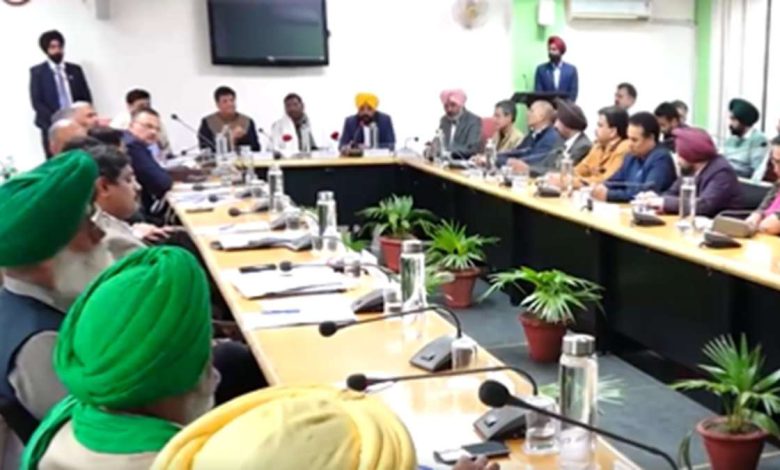 ਕੇਂਦਰ ਦਾ ਕਿਸਾਨਾਂ ਨੂੰ 4 ਫਸਲਾਂ 'ਤੇ ਘੱਟੋ-ਘੱਟ ਸਮਰਥਨ ਮੁੱਲ ਦਾ ਪ੍ਰਸਤਾਵ: ਕਿਸਾਨਾਂ ਨੇ ਕਿਹਾ- 2 ਦਿਨ ਵਿਚਾਰ ਕਰਾਂਗੇ, ਸਹਿਮਤੀ ਨਾ ਬਣੀ ਤਾਂ 21 ਨੂੰ ਜਾਣਗੇ ਦਿੱਲੀ 1 farmers 1708020689